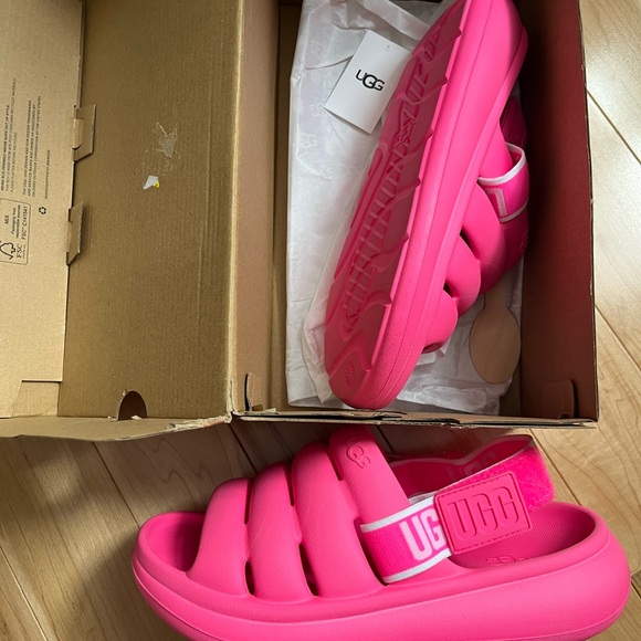 UGG Bright Pink Slide Sandals NWT - Picture 4 of 7